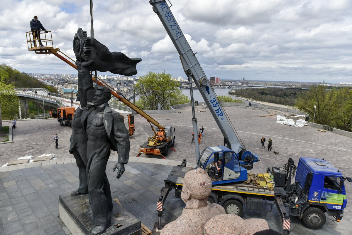 Rusya ve Ukrayna dostluk anıtı yıkıldı #5