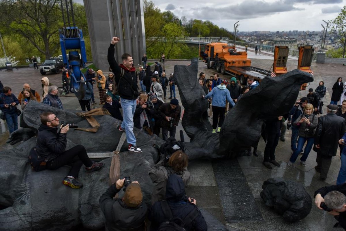 Rusya ve Ukrayna dostluk anıtı yıkıldı #7