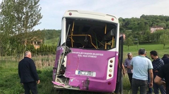 Sakarya'da kamyon yolcu otobüsüne çarptı: 9 yaralı