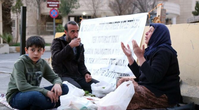 Şenyaşar Ailesi, iftarını Adalet Sarayı önünde açtı