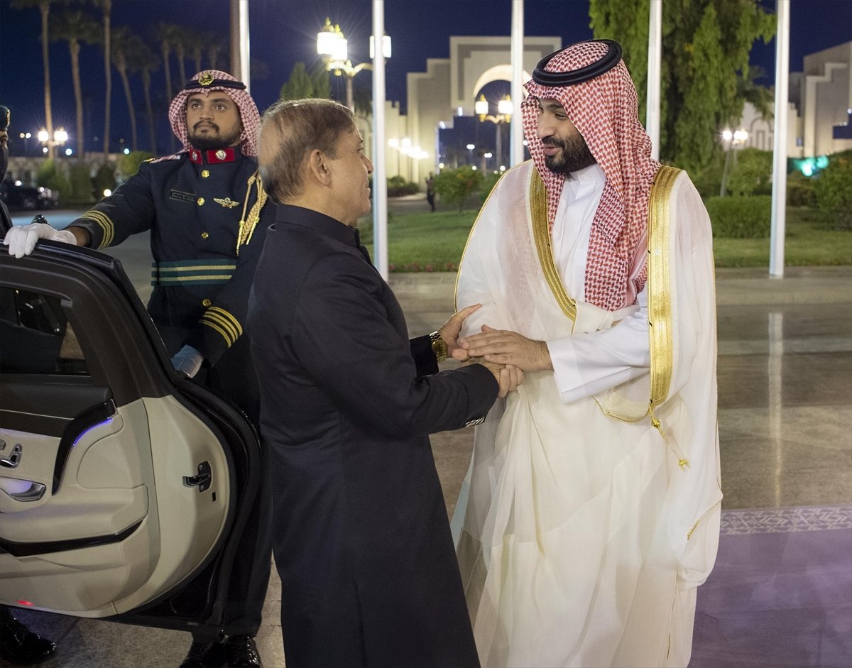 Şerif Şahbaz, ilk ziyaretini Suudi Arabistan a yaptı #1