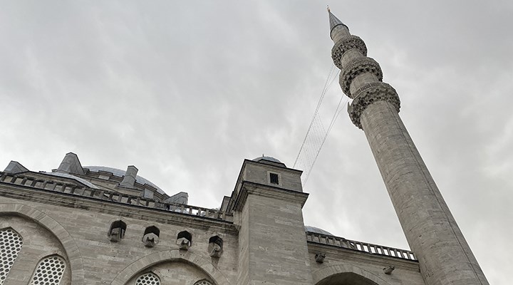 Süleymaniye Camii’nin minaresindeki şerefenin bir parçası koptu