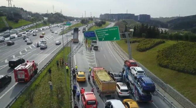 TEM'de kaza: Yol trafiğe kapandı!