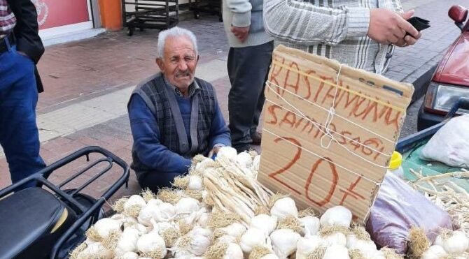 Terazisini alıp ağlattıkları yaşlı adamdan özür dilediler