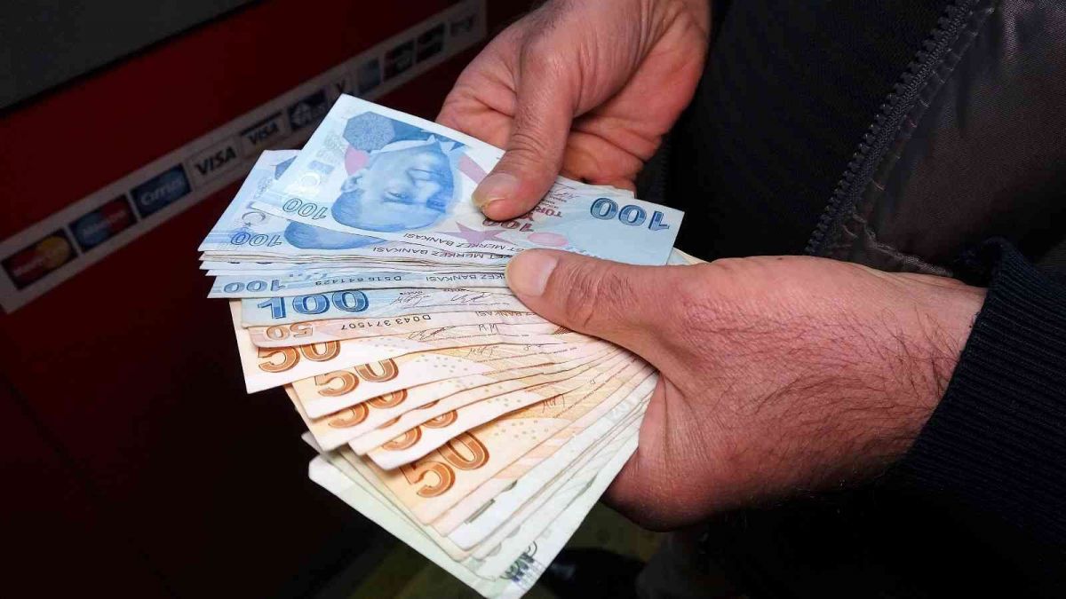 Tokat ta taksici, ATM haznesinde bulduğu parayı polise teslim etti #1