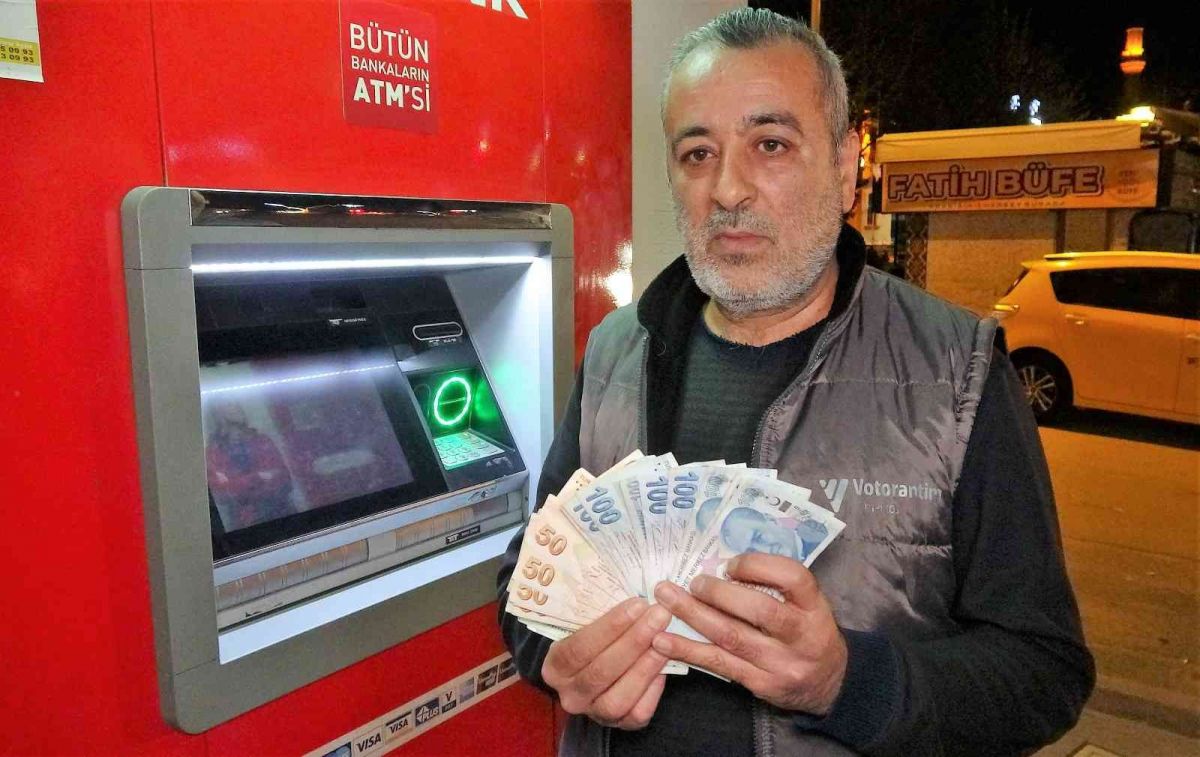 Tokat ta taksici, ATM haznesinde bulduğu parayı polise teslim etti #2