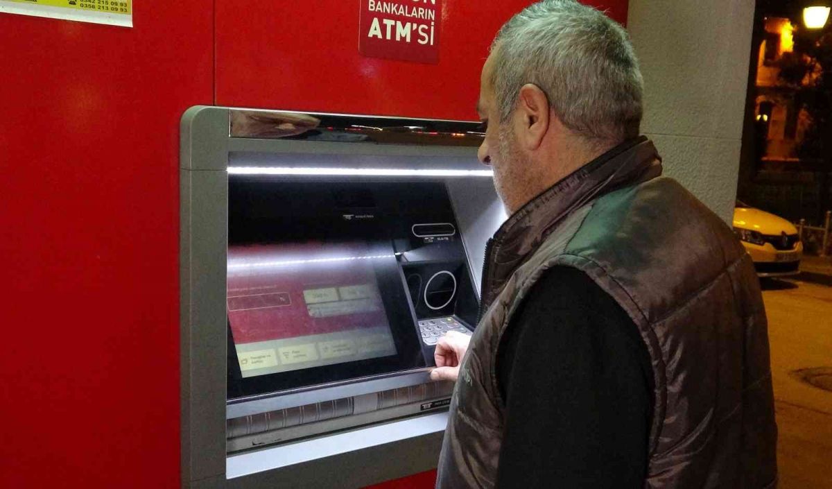Tokat ta taksici, ATM haznesinde bulduğu parayı polise teslim etti #4