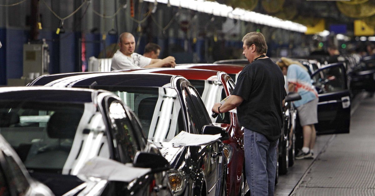 Üretim otomobilde azaldı ticaride arttı
