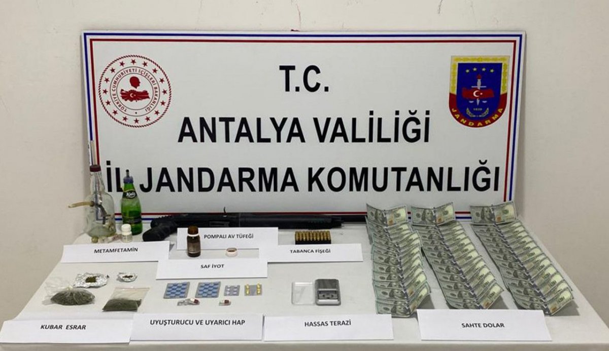 Antalya’da uyuşturucu operasyonunda sahte dolarlar ele geçirildi #1