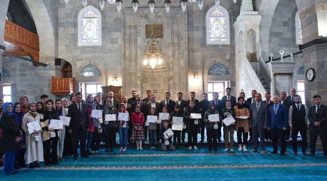 Yarışmasını kazananlar ödüllerini camide aldı