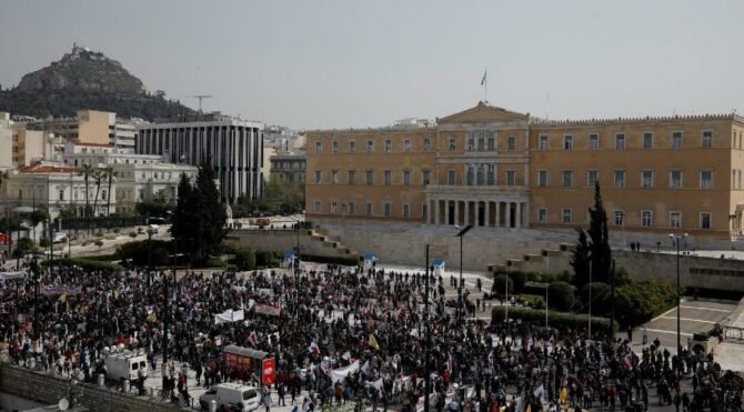 Yunanistan'da işçiler yüksek enflasyona karşı ücret artışı için greve gitti