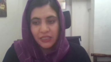 Afganistan'daki kadın gazeteciler televizyona burkayla çıkıyor