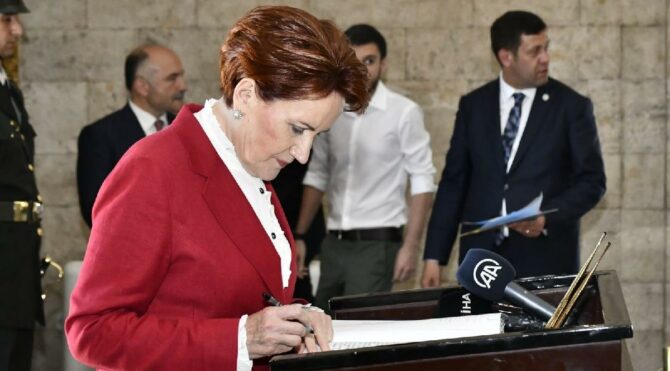 Akşener, gençlerle beraber Anıtkabir’i ziyaret etti