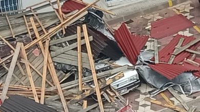 Ankara'daki fırtına çatıları uçurdu
