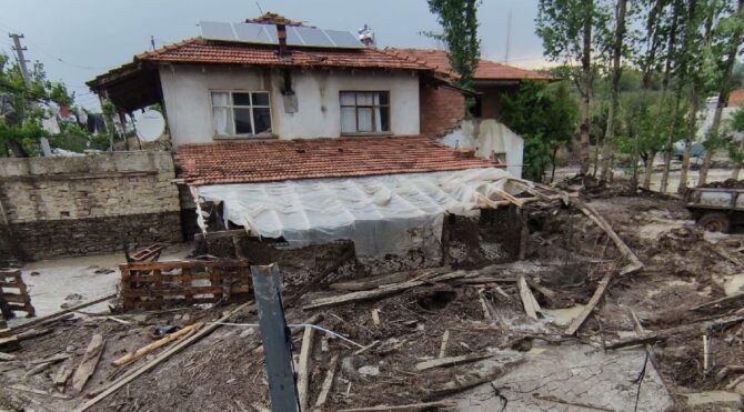 Antalya'da sel felaketi: 48 hayvan öldü!
