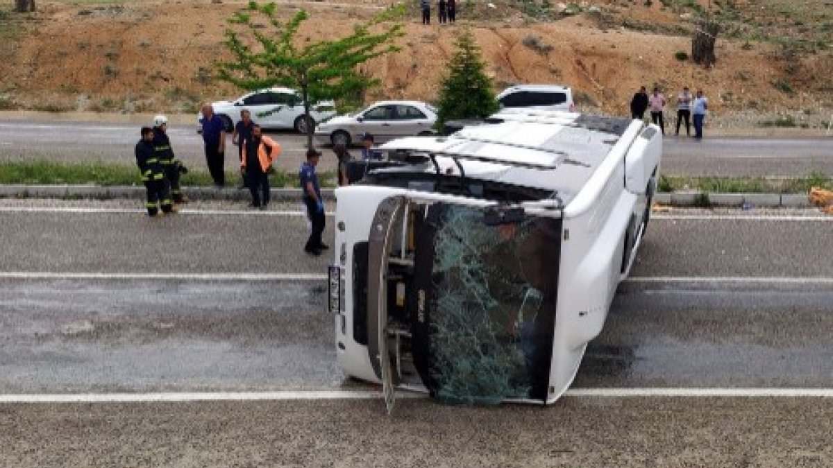 Antalya'da tur midibüsü devrildi