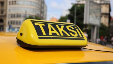 Araçlarına binen müşterilerin paralarını çalan iki taksici gözaltına alındı