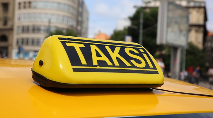 Araçlarına binen müşterilerin paralarını çalan iki taksici gözaltına alındı
