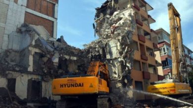 Avcılar'da yıkım sırasında kolonu çatlayan yan bina da yıkıldı 