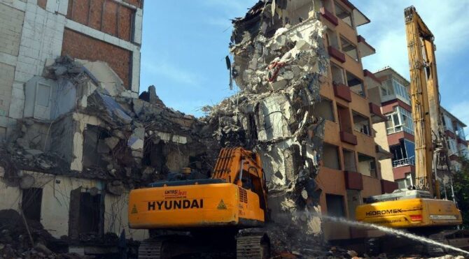 Avcılar'da yıkım sırasında kolonu çatlayan yan bina da yıkıldı 