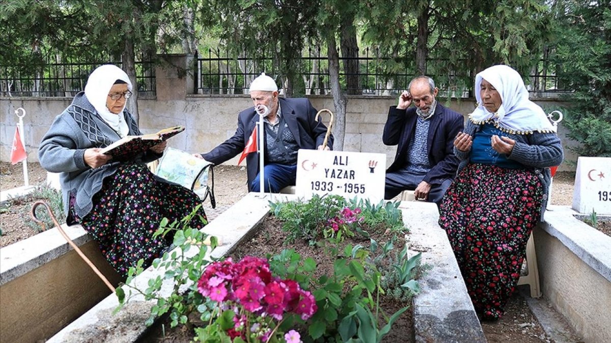 Konyalı aile, babalarının mezarını 67 yıl sonra şehitlikte buldu #1