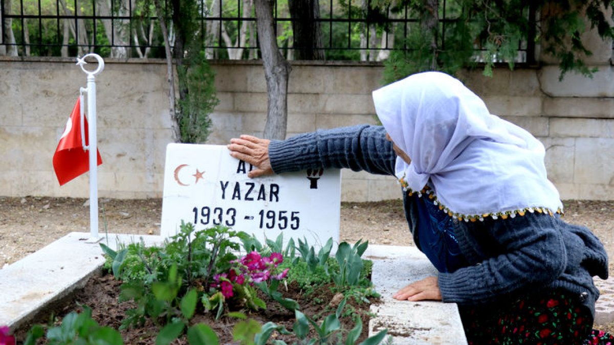 Babalarının mezarını 67 yıl sonra şehitlikte buldu
