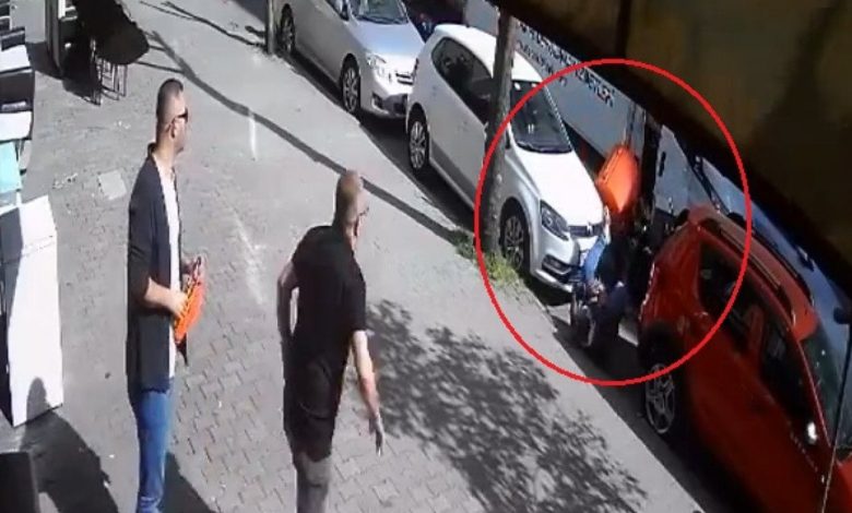 Bağcılar’da motosiklet açılan kamyonetin kapısına çarptı: 2 yaralı