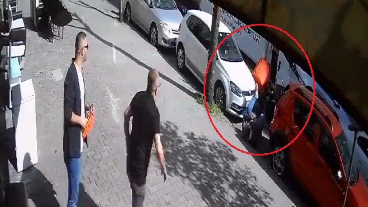 Bağcılar’da motosiklet açılan kamyonetin kapısına çarptı: 2 yaralı