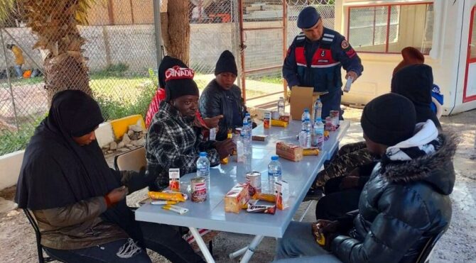 Çeşme ve Urla'da 60 göçmene ceza kesildi