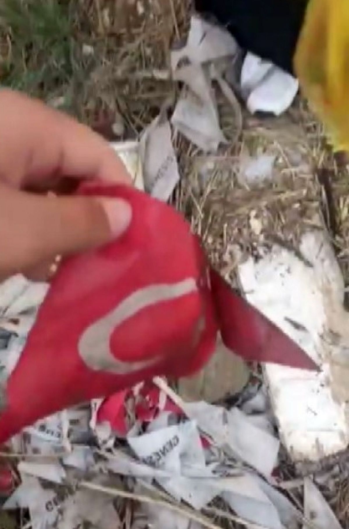 Eskişehir de boş araziye atılan Türk bayrakları toplandı #1