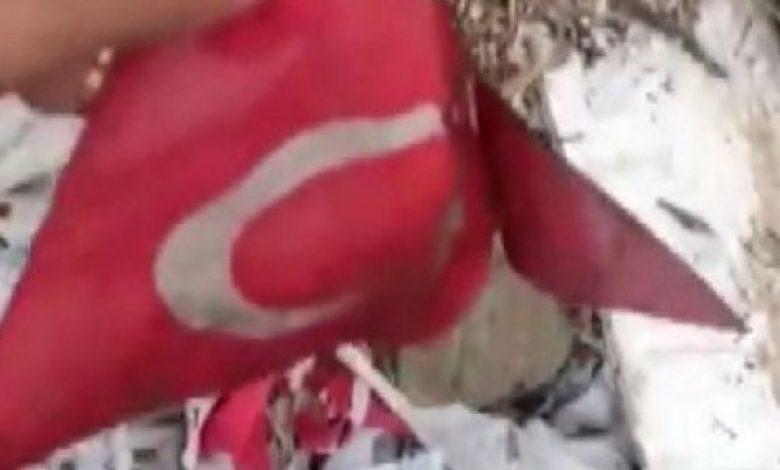 Eskişehir'de boş araziye atılan Türk bayrakları toplandı