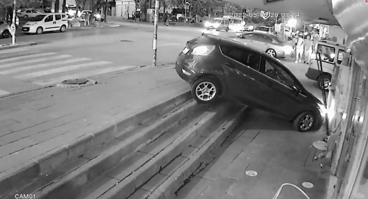 Ankara’da otomobil ile taksi çarpıştı #2