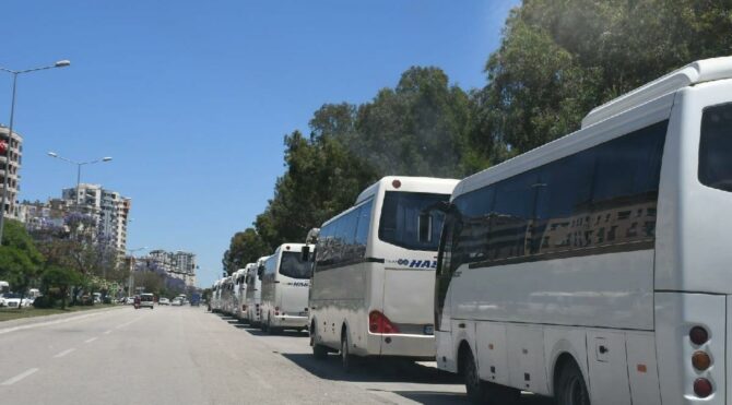 Gençler, otobüslerle Adana’ya taşındı