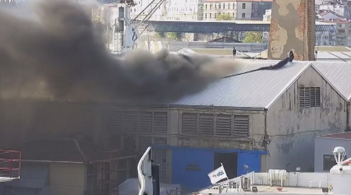 Haliç Tersanesi atölye binasında çıkan yangın söndürüldü