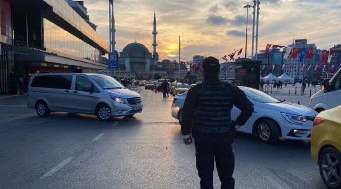 İstanbul'un birçok noktasında polis teyakkuza geçti