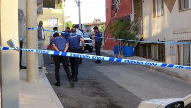 İzmir'de bir erkek, boşanmak üzere olduğu eşini bıçaklayarak öldürdü