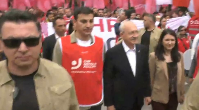 Kılıçdaroğlu gençlerle birlikte Anıtkabir'e yürüyor