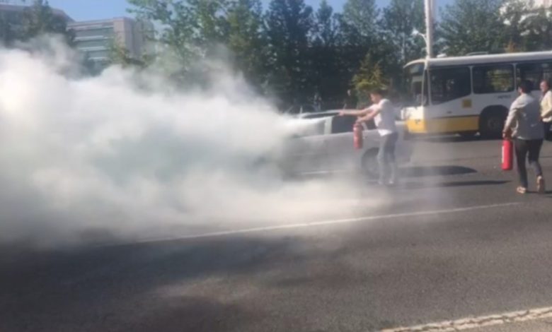 Malatya'daki vatandaşlar yanan otomobile müdahale etti