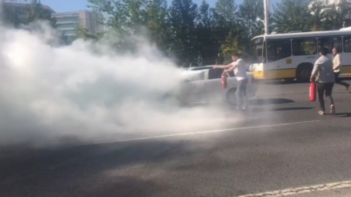 Malatya'daki vatandaşlar yanan otomobile müdahale etti