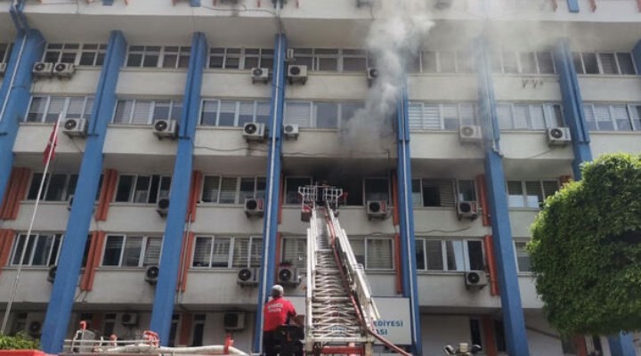 Mersin Büyükşehir Belediyesi'nde yangın