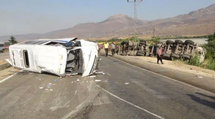 Mersin'de öğrenci servisiyle TIR çarpıştı: 2’si ağır, 11 yaralı