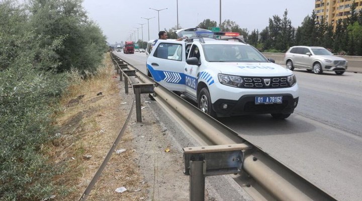 Otoyolun demir bariyerlerini çalarken yakalandı!