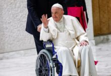 Papa Francis, tekerlekli sandalyede görüntülendi