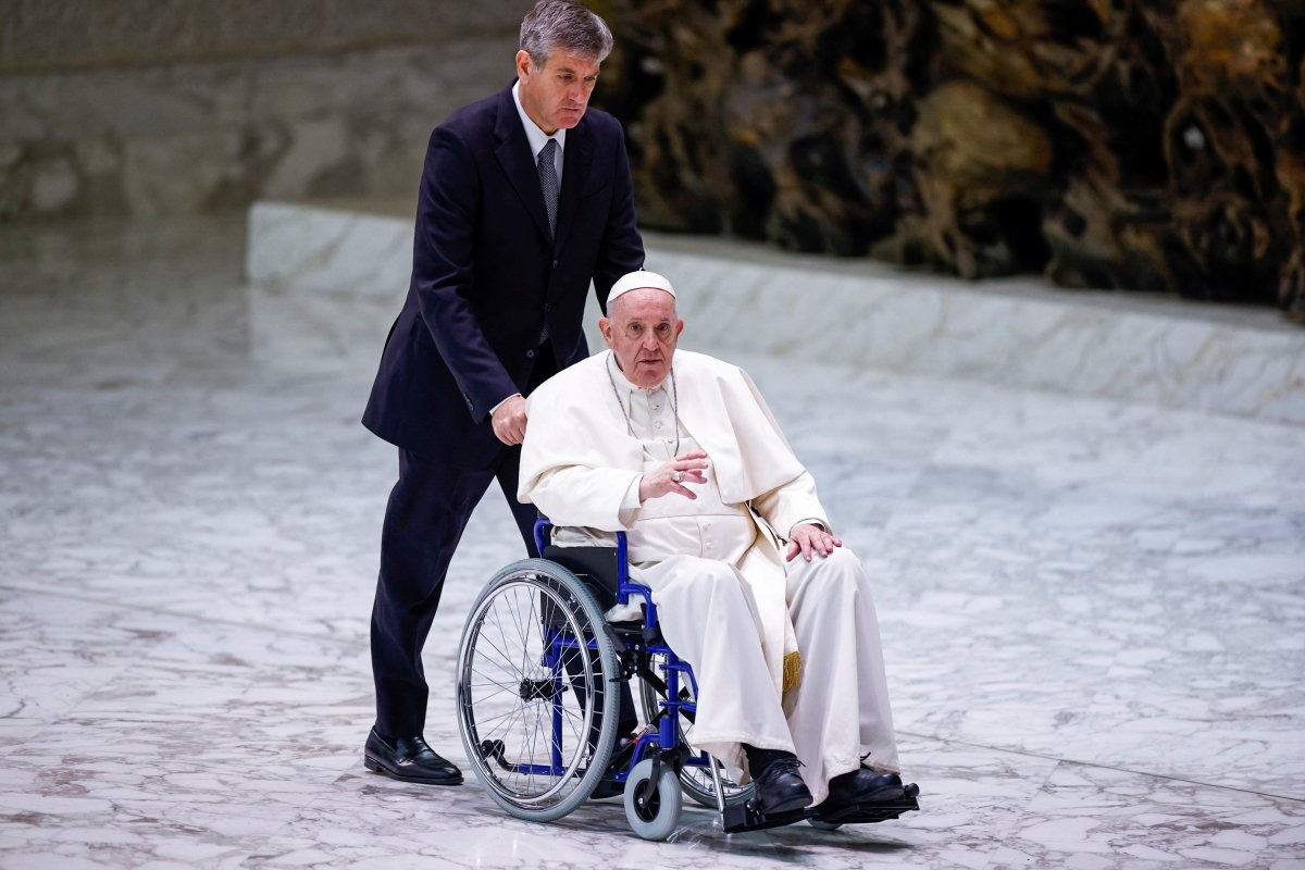 Papa Francis, tekerlekli sandalyede görüntülendi #1