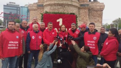 Sendikalar Taksim Cumhuriyet Anıtı’na çelenk bıraktı