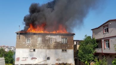 Ümraniye'de 3 katlı binanın çatı katında yangın!