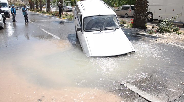 Urfa'da çöken asfalta, otomobil düştü