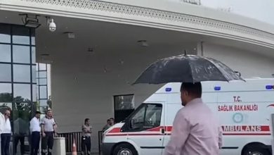 Ambulans şoförü bakanlık önünde kendini kilitledi