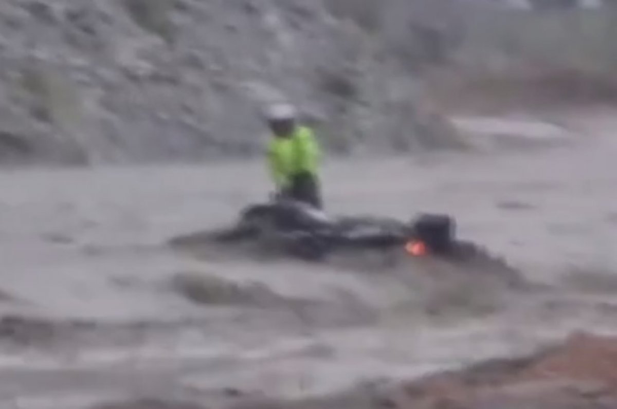 Ankara da sele kapılan motosiklet sürücüsünün zor anları #1