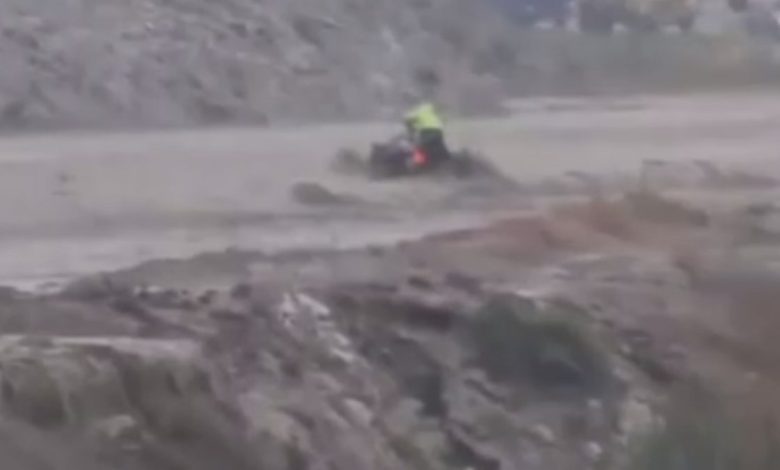 Ankara'da sele kapılan motosiklet sürücüsünün zor anları